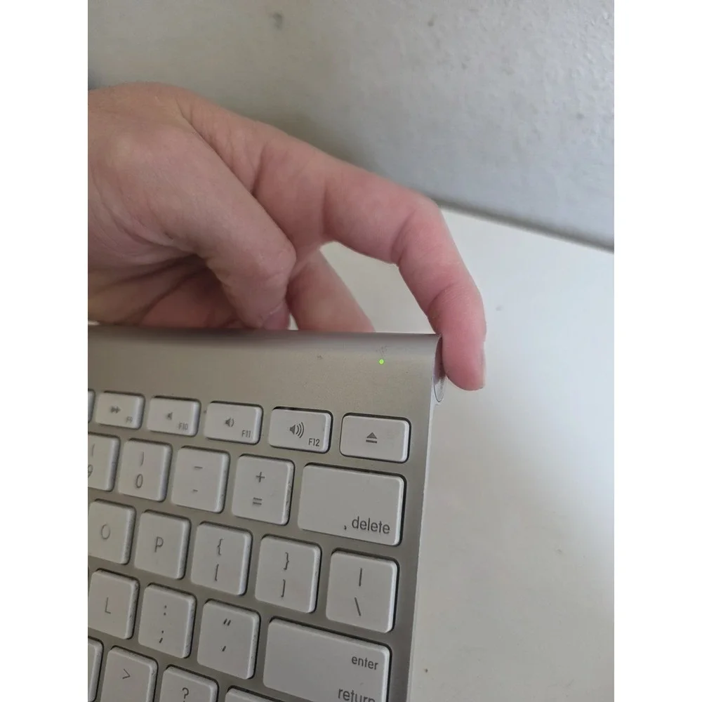 ORIGINAL GENUINE Apple A1314 Wireless Keyboard White Keys Aluminum Metal TESTED